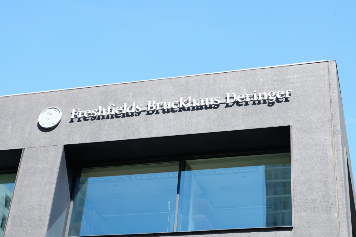 Ex-Freshfields lawyer convicted over tax fraud received €2mn severance pay ‘Magic circle’ firm will not seek to claw back money paid to former tax partner sentenced to 3½ years in jail